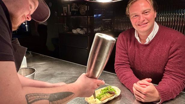 Tono Soravia am sogenannten Pass, wo gerade die Krautfleckerl vollendet werden.