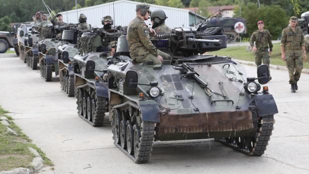 Mehrere Wiesel Panzer fahren in einer Reihe auf einer Straße