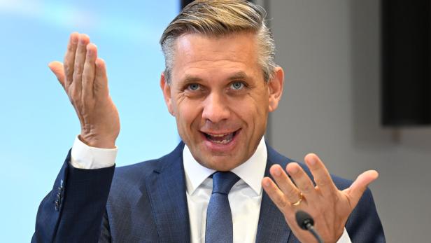 Wirtschaftsminister Hattmannsdorfer.