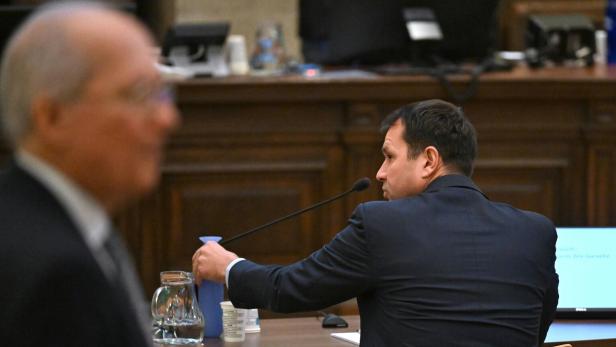 Prozess gegen Ex-Kanzler Kurz wegen Falschaussage - im Bild Anwalt Werner Suppan und Ex-Öbag-Chef Thomas Schmid