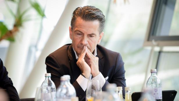 Aufnahme eines Mannes, der am Tisch sitzt