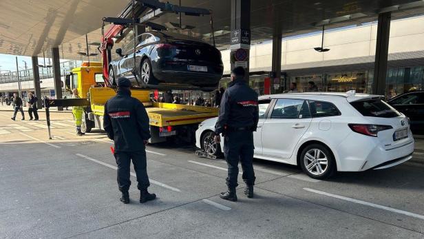 Zwei Polizisten kontrollieren Fahrzeuge