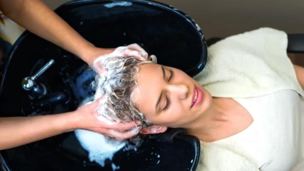Frau bekommt Haarwäsche beim Friseur (Symbolbild)