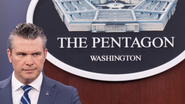 Hegseth steht vor dem Pentagon-Logo in Washington.