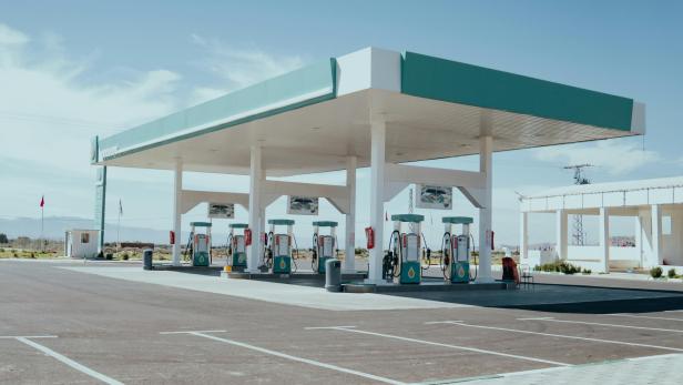 Tankstelle mit mehreren Zapfsäulen