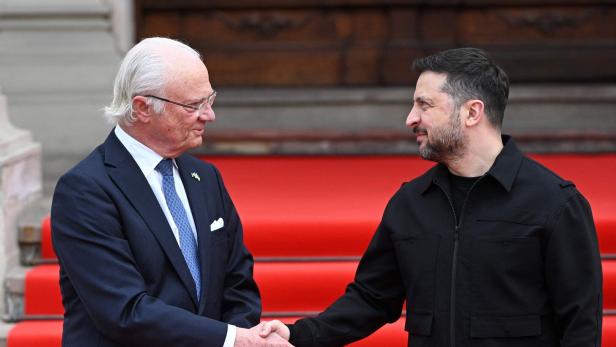König Carl Gustaf trifft Selenskij zum Händedruck.