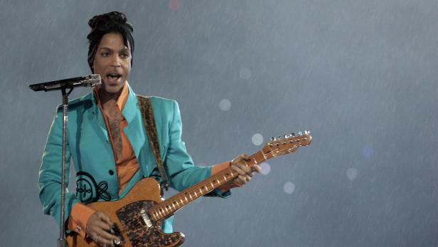 Sänger Prince auf der Bühne bei einem Konzert.