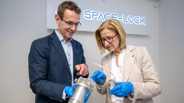 Eine Frau und ein Mann stehen nebeneinander