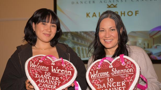 Wren Keasler und Shannon Lee halten Lebkuchenherzen in den Händen