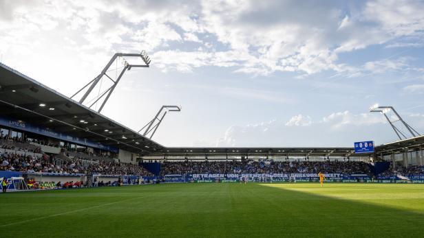 Das Fußballstadion des FC Blau Weiß Linz ist mit Zuschauern gefüllt.
