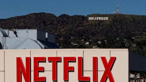 FILE PHOTO: Netflix logo in front of the Hollywood sign
