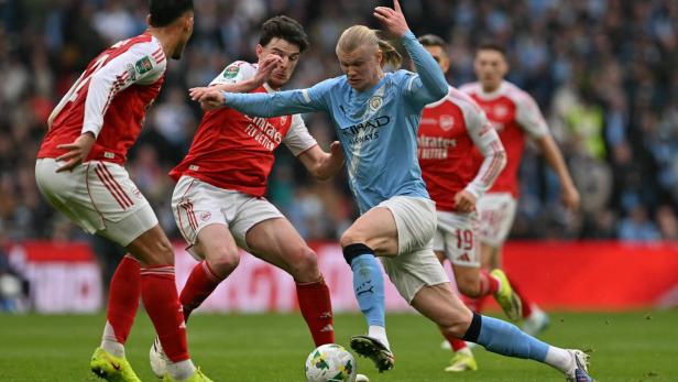 TOPSHOT-FBL-ENG-LCUP-ARSENAL-MAN CITY