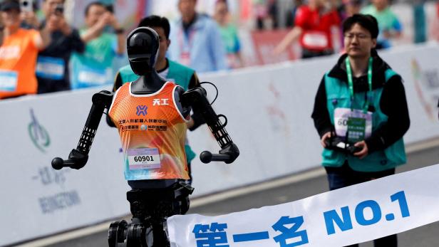 Einer der Teilnehmer beim Roboter-Halbmarathon in Peking.