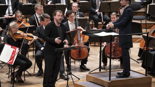 Sänger Julian Prégardien steht vor dem Orchester.