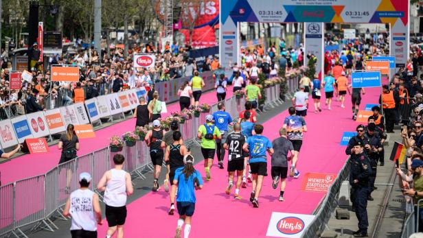 Läufer laufen beim Wien-Marathon in Richtung Ziel.