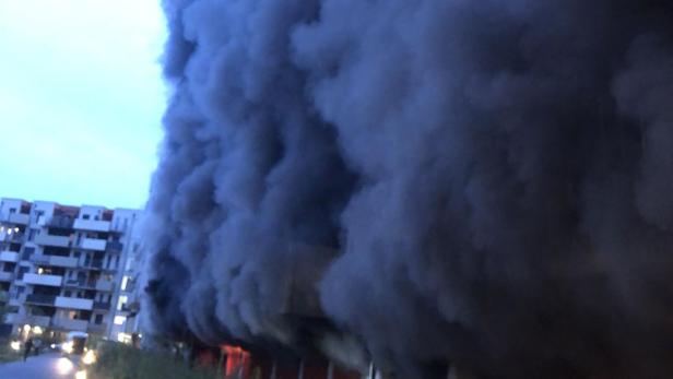 Dichte schwarze Rauchwolken steigen aus dem Erdgeschoss eines mehrstöckigen Wohnhauses an der Kärntner Straße in Graz auf.