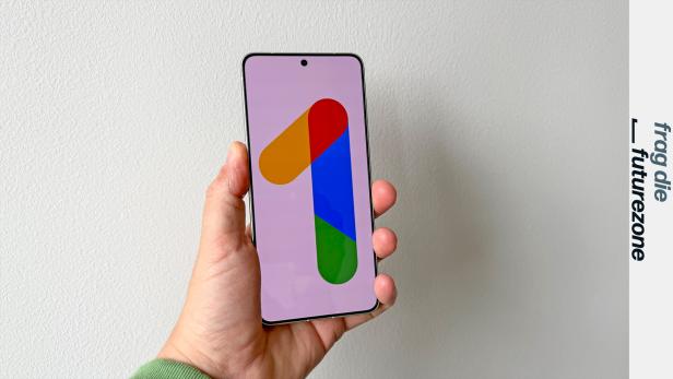 Ein Smartphone, auf dem das Logo von Google One zu sehen ist.