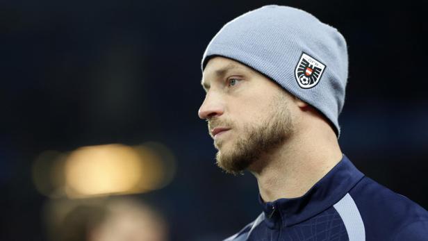 Arnautovic trägt eine graue Mütze mit dem ÖFB-Logo und eine dunkelblaue Jacke.