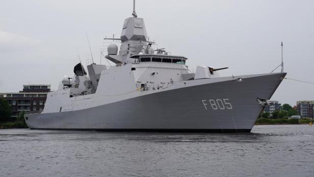 Die niederländische Fregatte Evertsen mit der Kennung F805 liegt im Hafen.