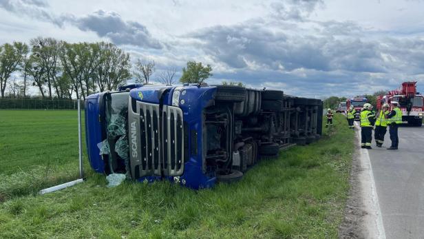 Umgestürzter Lkw mit Feuerwehrmännern