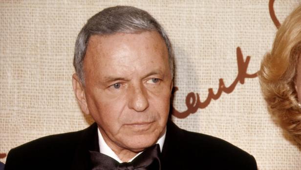 Frank Sinatra (circa 1982) vor hellem Hintergrund.