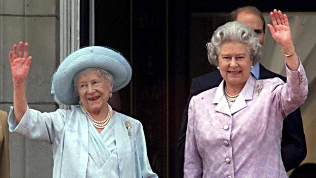 Königin Elizabeth II. und ihre Mutter, winken freundlich.