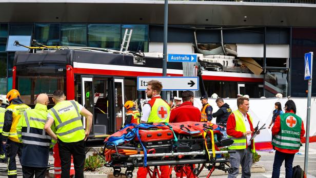 BUS KRACHTE IN SALZBURG IN SUPERMARKT: TOTE PERSON, VIELE VERLETZTE