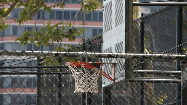 Basketballkorb auf Platz im New Yorker Stadtteil Queens.