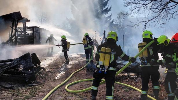 Drei Feuerwehren beim Großbrand in Ternitz-Pottschach im Einsatz.