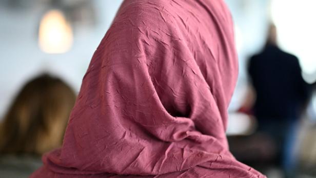 ++ THEMENBILD ++ KOPFTUCH / KOPFTUCHVERBOT / GESELLSCHAFT / DEMOGRAFIE / BEVÖLKERUNG / BEVÖLKERUNGSWACHSTUM / BEVÖLKERUNGSENTWICKLUNG / ISLAM / MIGRATION