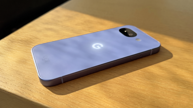 Ein leuchtendes Google-Logo auf der Rückseite eines Pixel-Smartphones