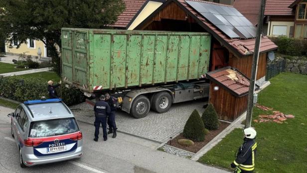 Lkw krachte in Carport