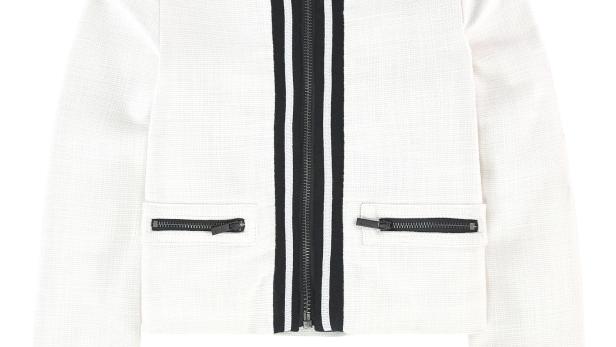 Eine weiße Jacke mit schwarzen Akzenten und Reißverschlüssen.