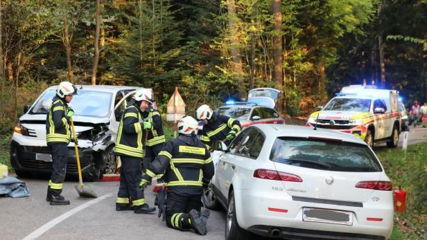 Ein Kleinbus mit Kindern un ein Pkw waren zusammengekracht.