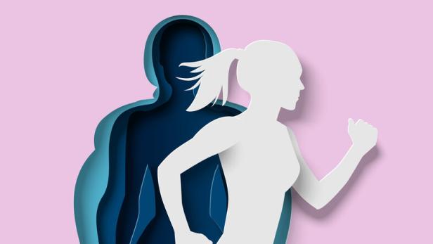 Ein Symbolbild einer Frau, die aus einer größeren Version ihrer selbst läuft.