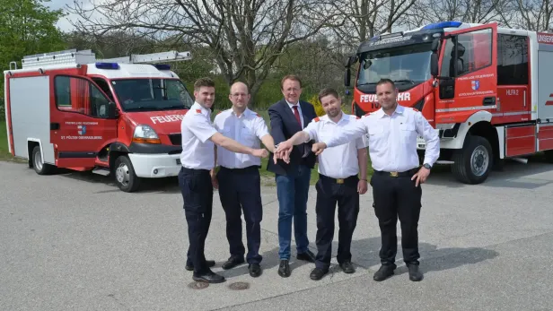 Stadler mit Feuerwehrleuten