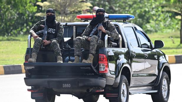 Schwer bewacht: Sicherheitskräfte patrouillieren nahe dem Serena Hotel in Islamabads Regierungsviertel vor den angekündigten Gesprächen zwischen den USA und dem Iran.