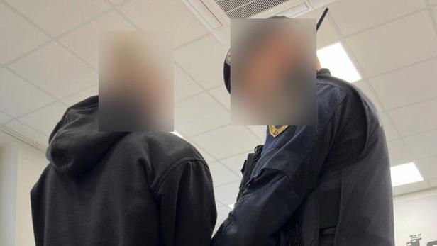 Ein Angeklagter und ein Justizwachebeamter