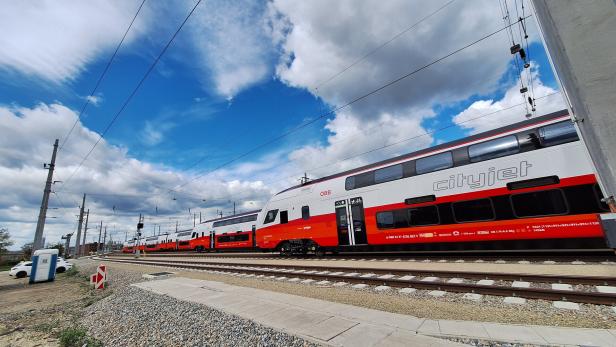 Mehr als ein Dutzend der neuen Cityjets warten auf der Abstellanlage in Floridsdorf. 