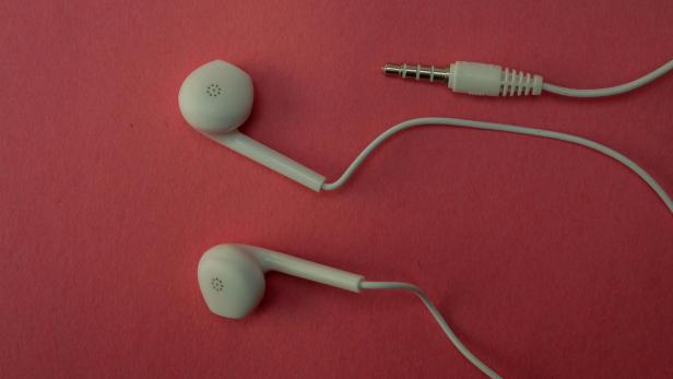 Kabelkopfhörer auf pinkem Hintergrund