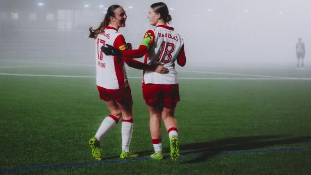 Zwei Salzburg Spielerinnen auf dem Spielfeld