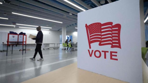 US-VOTERS-IN-VIRGINIA-HEAD-TO-THE-POLLS-FOR-REDISTRICTING-REFERE