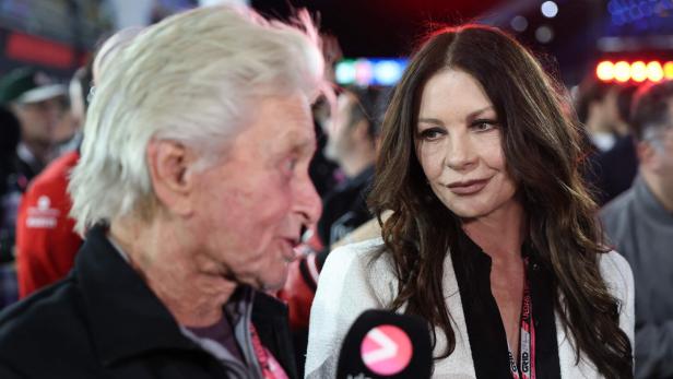 Catherine Zeta-Jones und Michael Douglas geben ein Interview.