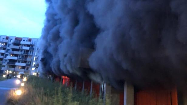 Dichter schwarzer Rauch steigt aus dem Erdgeschoß einer Wohnanlage am Grillweg in Graz auf.