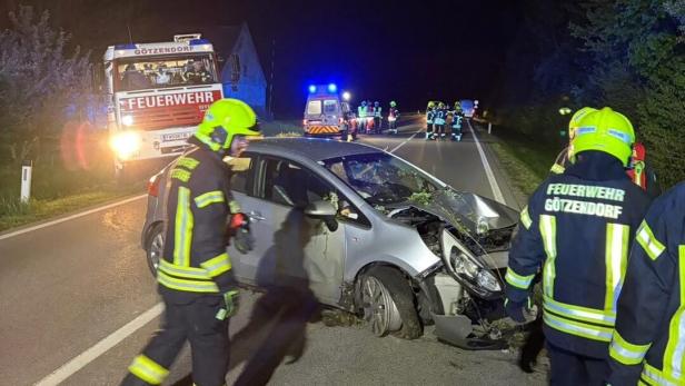 Ein Unfallauto steht auf der Straße, Feuerwehr Götzendorf und Rettungskräfte sind vor Ort.
