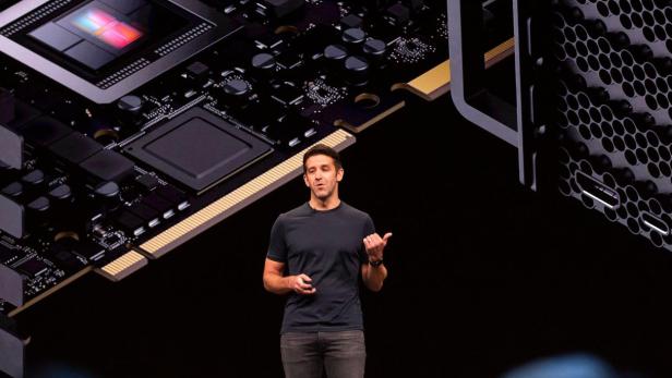 John Ternus spricht auf einer Bühne (2019)