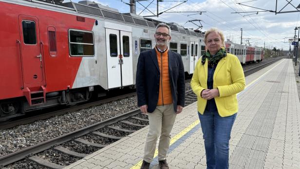 Eine Frau und ein Mann stehen auf einem Bahnsteig