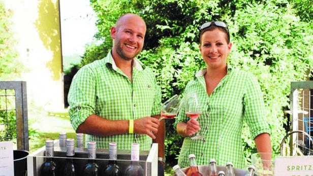 Ein Mann und eine Frau stoßen mit Weingläsern an