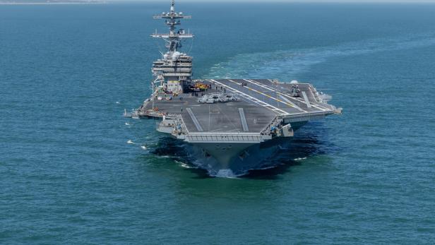 EIn Flugzeugträger fährt auf dem Meer
