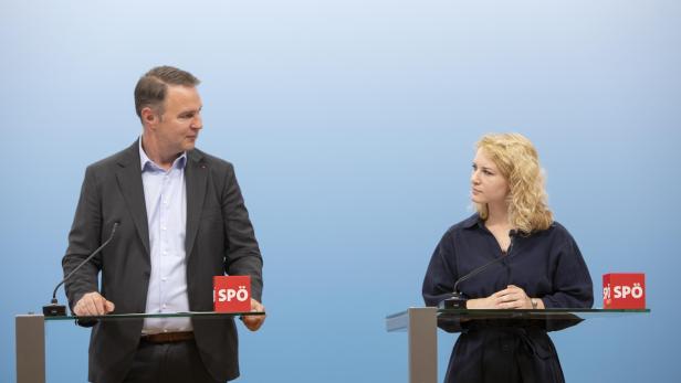 SPÖ-Chef Andreas Babler und Eva Maria Holzleitner (SPÖ) am Samstag, 22. Juni 2024, anlässlich einer Pressekonferenz der SPÖ zum Thema Asylpapier in Wien. 